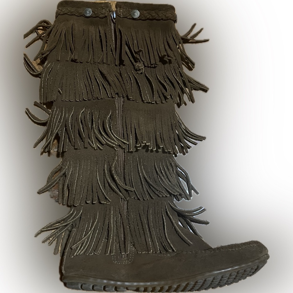 Gorgeous Minnetonka moccasin fringe boots in brown.